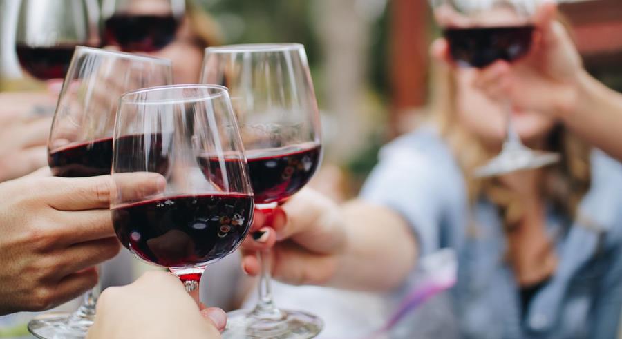 Le consommateur apprécie la qualité des verres à vin